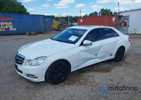 2013 Mercedes-Benz E 350 z USA, uszkodzony, nr VIN WDDHF5KBXDA706203